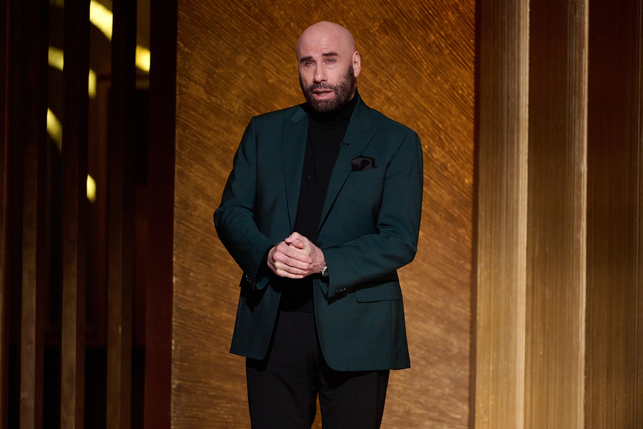 追悼コーナーでプレゼンターを務めたジョン・トラヴォルタ(写真提供:Blaine Ohigashi / Avalon / ゼータ イメージ)。