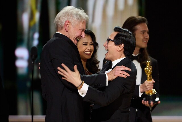 抱擁を交わすハリソン・フォード（左）とキー・ホイ・クァン（右）（写真提供：ST / Avalon / ゼータ イメージ）。