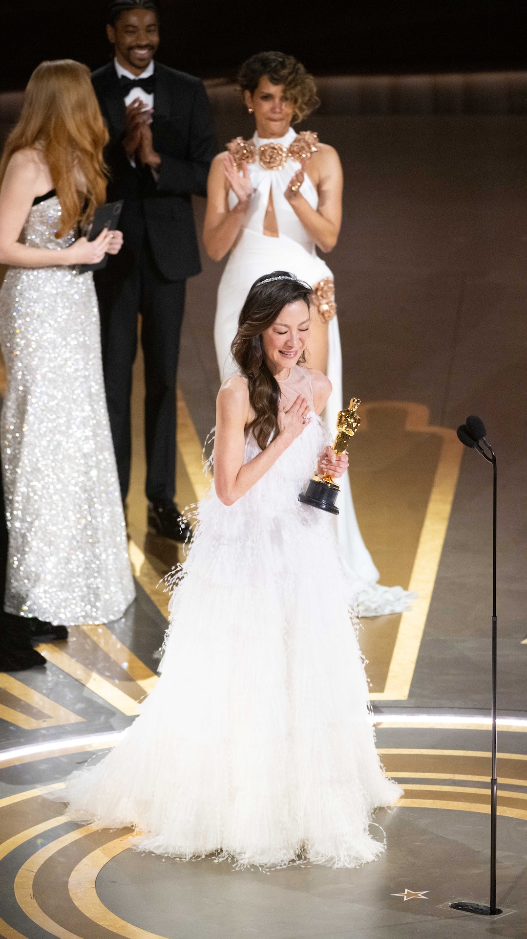 主演女優賞を受賞したミシェル・ヨー(手前)とプレゼンターを務めたハル・ベリー(奥)(写真提供:Phil McCarten / Avalon / ゼータ イメージ)。