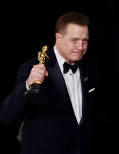 主演男優賞を受賞したブレンダン・フレイザー（写真提供：JOHN ANGELILLO / UPI / Newscom / ゼータ イメージ）。