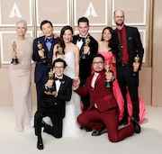 最多7冠を獲得した「エブリシング・エブリウェア・オール・アット・ワンス」の面々(写真提供:JOHN ANGELILLO / UPI / Newscom / ゼータ イメージ)。