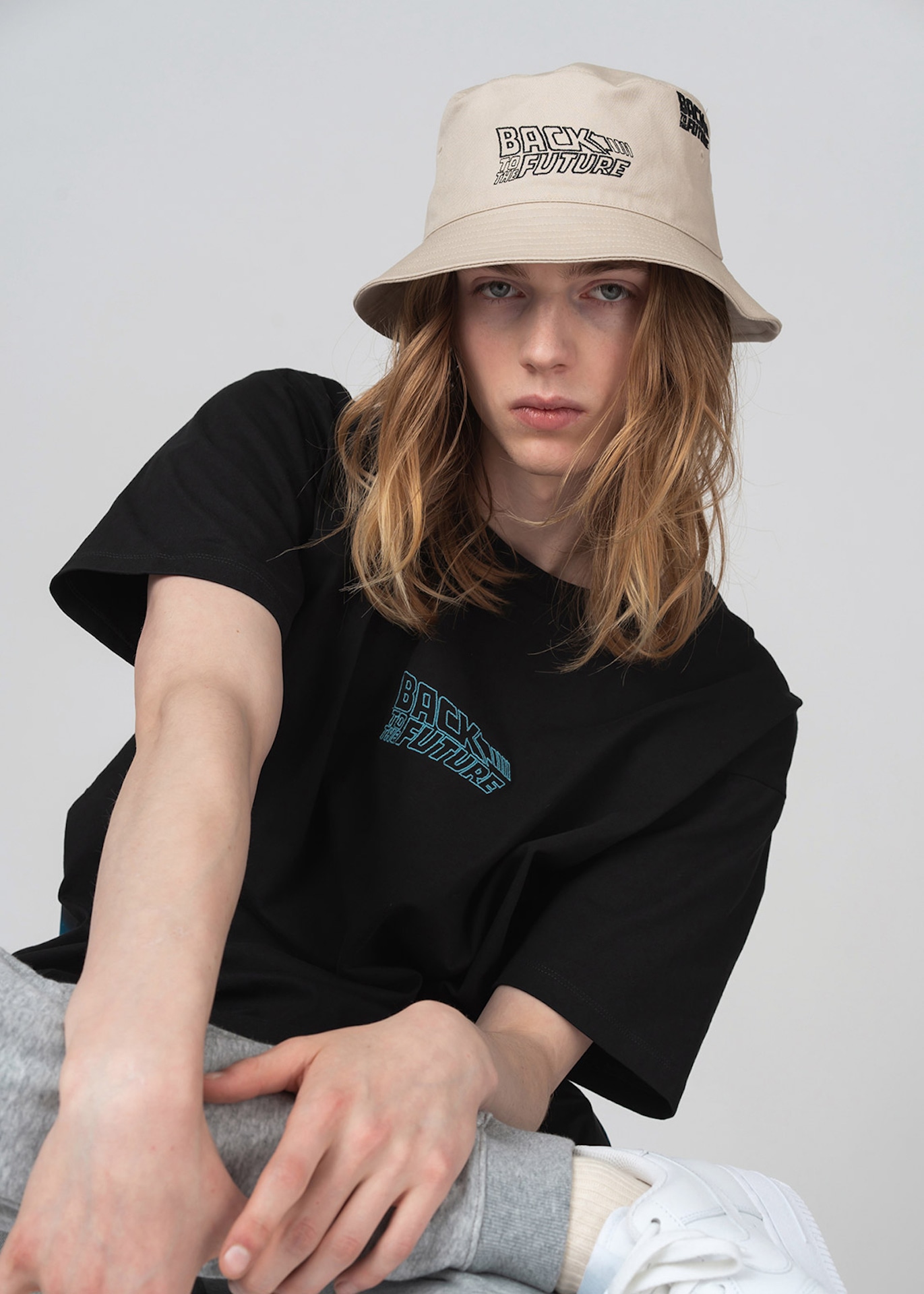 デロリアン（バック・トゥ・ザ・フューチャー）Tシャツと、ロゴ（バック・トゥ・ザ・フューチャー）バケットハット。
