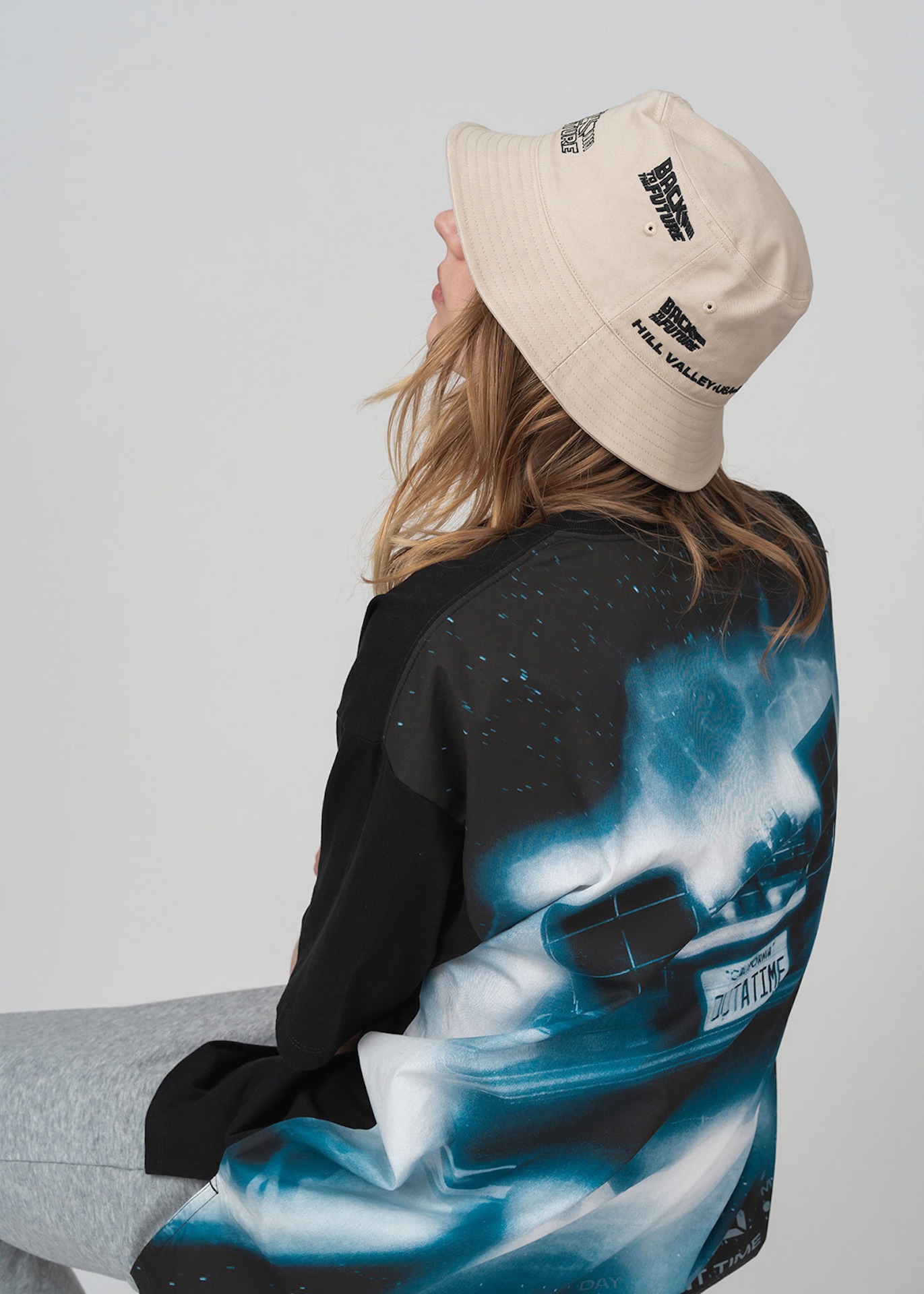 デロリアン（バック・トゥ・ザ・フューチャー）Tシャツと、ロゴ（バック・トゥ・ザ・フューチャー）バケットハット。