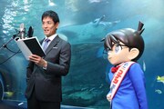 「名探偵コナン 黒鉄の魚影」アフレコイベントの様子。アフレコ中の沢村一樹（左）と、沢村を見守る江戸川コナン（右）。