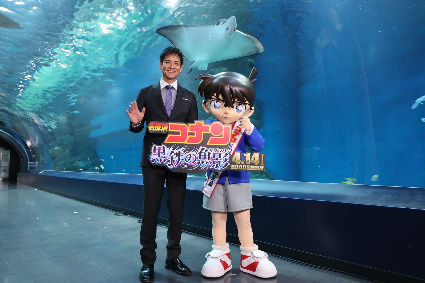 左から沢村一樹、江戸川コナン。