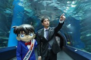 魚に興味津々の沢村一樹（右）、江戸川コナン（左）。