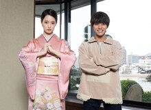 左から剛力彩芽、醍醐虎汰朗。