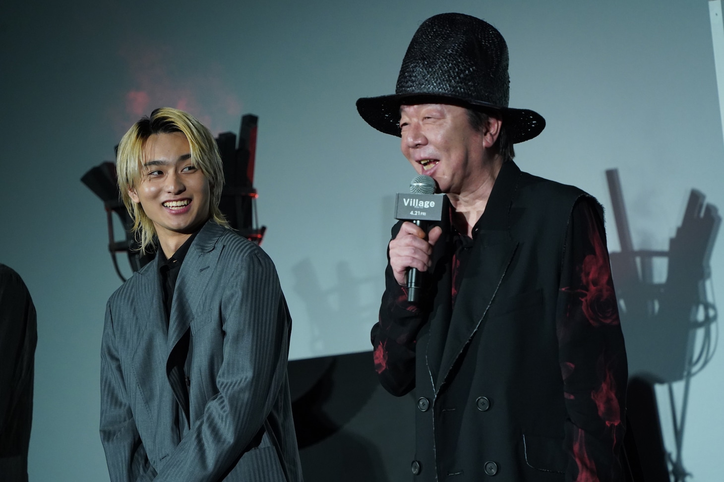 左から奥平大兼、古田新太。
