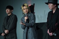 左から藤井道人、奥平大兼、古田新太。