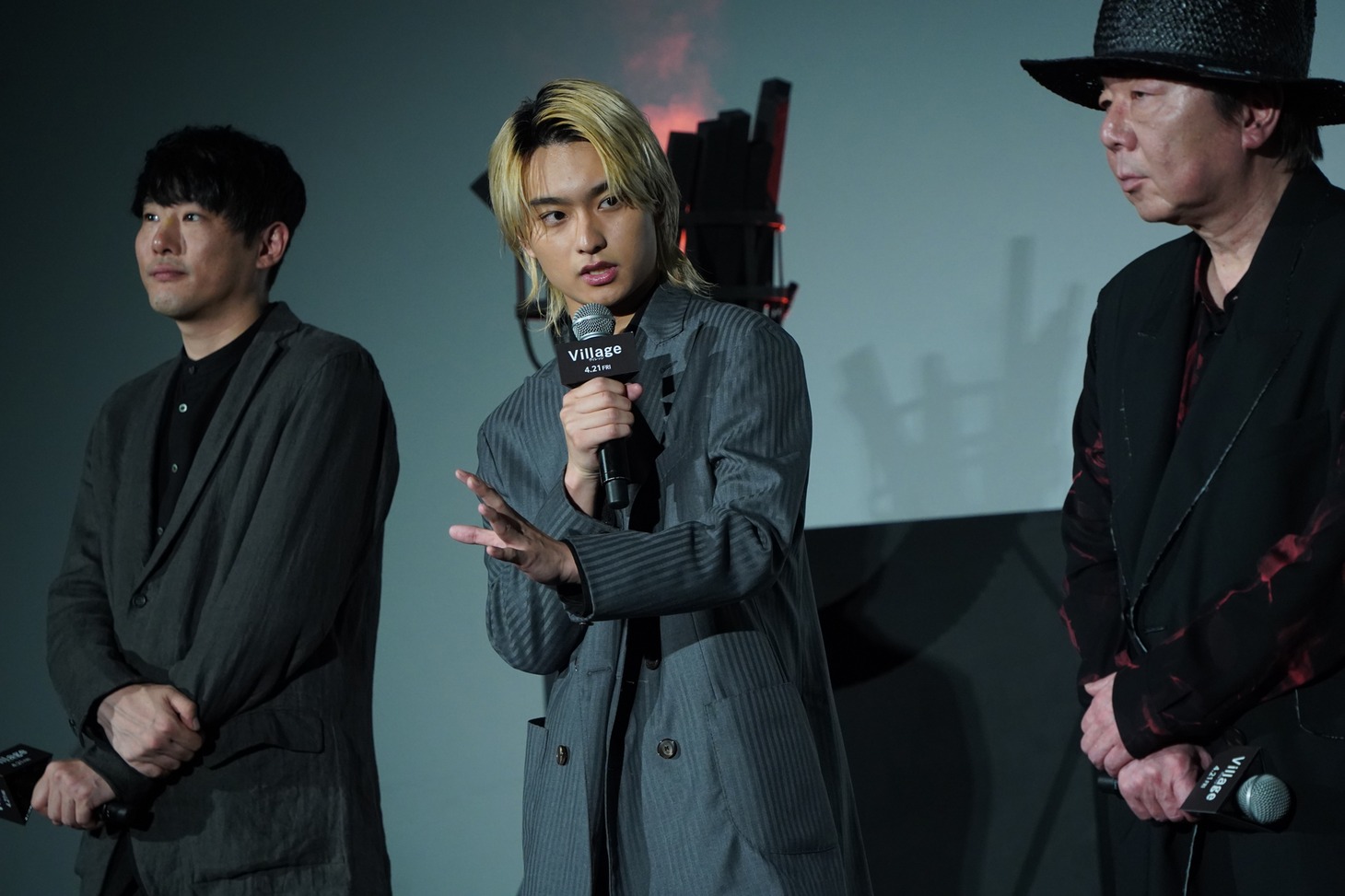 左から藤井道人、奥平大兼、古田新太。