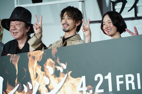 左から古田新太、横浜流星、黒木華。