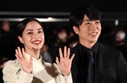 左から広瀬すず、櫻井翔。