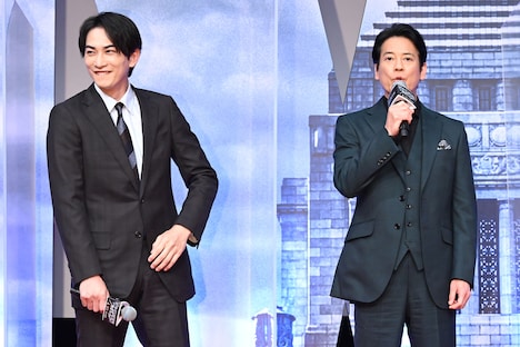 「まりもっこりです」と自己紹介する唐沢寿明（右）と、笑いをこらえる町田啓太（左）。