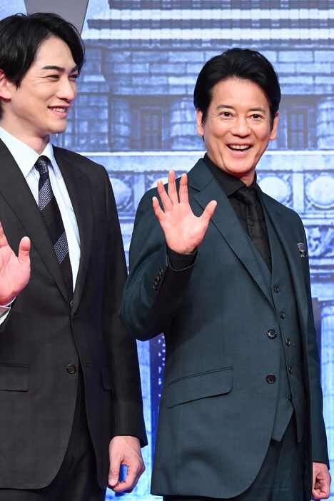 「王子スマイルで！」というリクエストに応える唐沢寿明（右）と、その様子を見つめる町田啓太（左）。