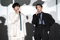 左から荒牧慶彦、梅津瑞樹。