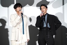 左から荒牧慶彦、梅津瑞樹。