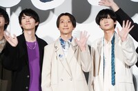 左から和田雅成、鈴木拡樹、荒牧慶彦。