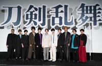 「映画刀剣乱舞-黎明-」初日舞台挨拶の様子。左から耶雲哉治、本田礼生、定本楓馬、佐藤たかみち、和田雅成、鈴木拡樹、荒牧慶彦、梅津瑞樹、山本涼介、小西詠斗、玉城裕規。
