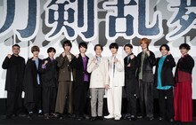 「映画刀剣乱舞-黎明-」初日舞台挨拶の様子。左から耶雲哉治、本田礼生、定本楓馬、佐藤たかみち、和田雅成、鈴木拡樹、荒牧慶彦、梅津瑞樹、山本涼介、小西詠斗、玉城裕規。