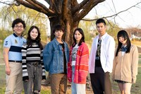 左から高井貴男役の丈太郎、田島あいこ役の三浦理奈、荻野優介役の醍醐虎汰朗、南雲ゆみ役の関水渚、谷脇役の長谷川慎、アキコ役の吉原怜那。