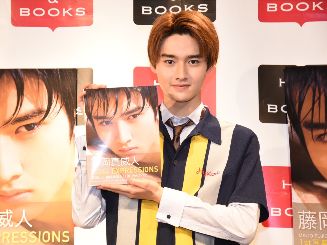写真集を手にする藤岡真威人。