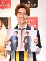 お気に入りのカットを見せる藤岡真威人。