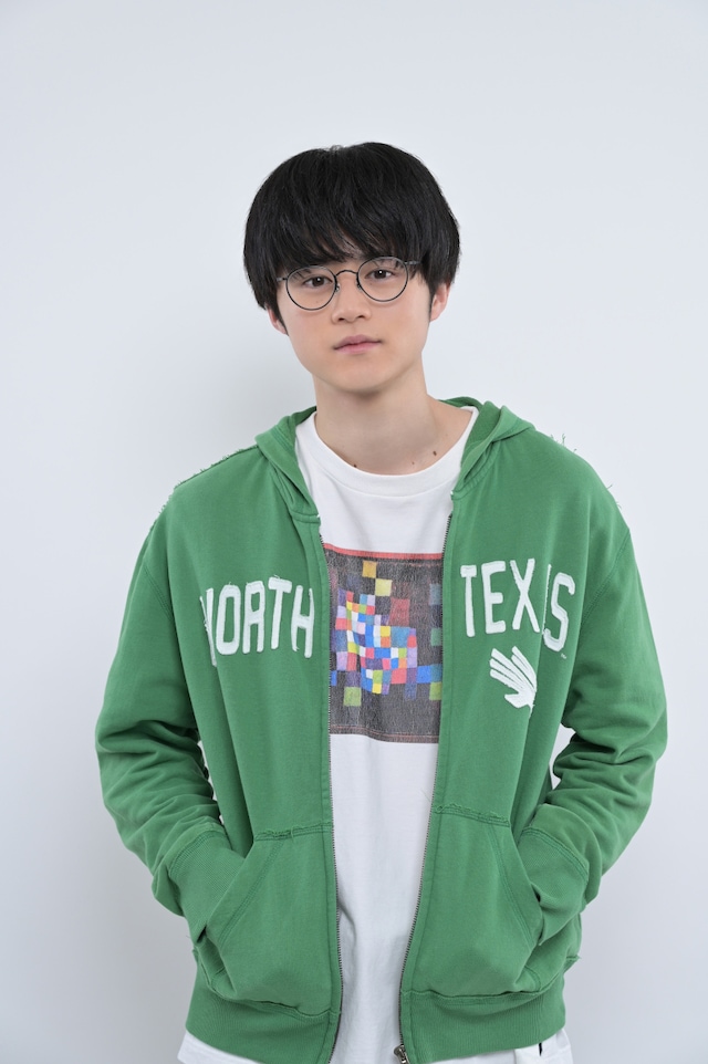 柏木心役の鈴鹿央士。