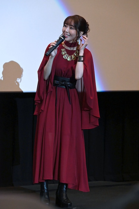 闇の魔女メガイラがモチーフの衣装で登場した日笠陽子。