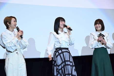 左から、田村睦心、井上ほの花、石見舞菜香。