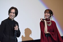 左から小野賢章、日笠陽子。