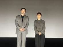 「ひとりぼっちじゃない」凱旋舞台挨拶にて、左から井口理、伊藤ちひろ。