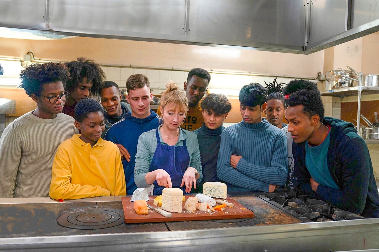 料理人が移民の少年たちとリアリティ番組に挑む「ウィ、シェフ！」予告編