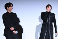 左から赤楚衛二、新垣結衣。