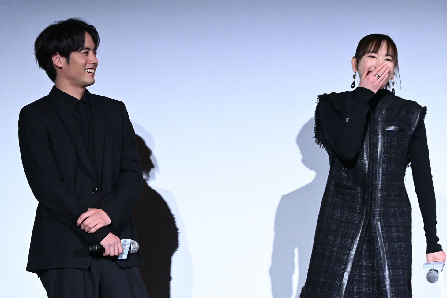 左から赤楚衛二、新垣結衣。