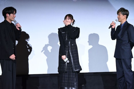 赤楚衛二（左）からの「好きなお寿司のネタは？」という質問を却下する木村拓哉（右）。