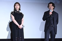 左から白石麻衣、染谷将太。