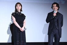 左から白石麻衣、染谷将太。