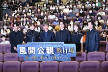 「風間公親－教場0－」完成披露舞台挨拶にて、左から赤楚衛二、新垣結衣、木村拓哉、北村匠海、白石麻衣、染谷将太。