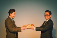 左から小栗旬、三谷幸喜。