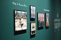 「ウェス・アンダーソンすぎる風景展 あなたのまわりは旅のヒントにあふれている」の様子。