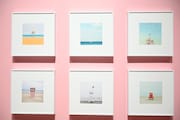 「ウェス・アンダーソンすぎる風景展 あなたのまわりは旅のヒントにあふれている」の様子。