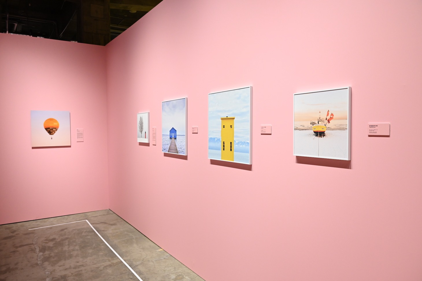 「ウェス・アンダーソンすぎる風景展 あなたのまわりは旅のヒントにあふれている」の様子。