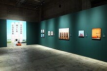 「ウェス・アンダーソンすぎる風景展 あなたのまわりは旅のヒントにあふれている」の様子。