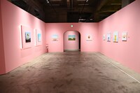 「ウェス・アンダーソンすぎる風景展 あなたのまわりは旅のヒントにあふれている」の様子。