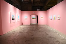 「ウェス・アンダーソンすぎる風景展 あなたのまわりは旅のヒントにあふれている」の様子。