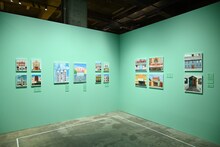 「ウェス・アンダーソンすぎる風景展 あなたのまわりは旅のヒントにあふれている」の様子。