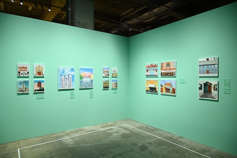 「ウェス・アンダーソンすぎる風景展 あなたのまわりは旅のヒントにあふれている」の様子。