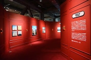 「ウェス・アンダーソンすぎる風景展 あなたのまわりは旅のヒントにあふれている」の様子。