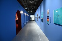 「ウェス・アンダーソンすぎる風景展 あなたのまわりは旅のヒントにあふれている」の様子。