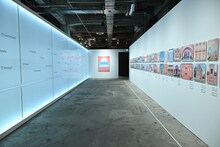 「ウェス・アンダーソンすぎる風景展 あなたのまわりは旅のヒントにあふれている」の様子。